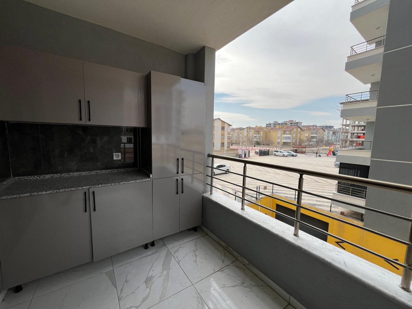 KOSOVA DA SIFIR BALKON TEZGAHLI 3+1 DAİRE